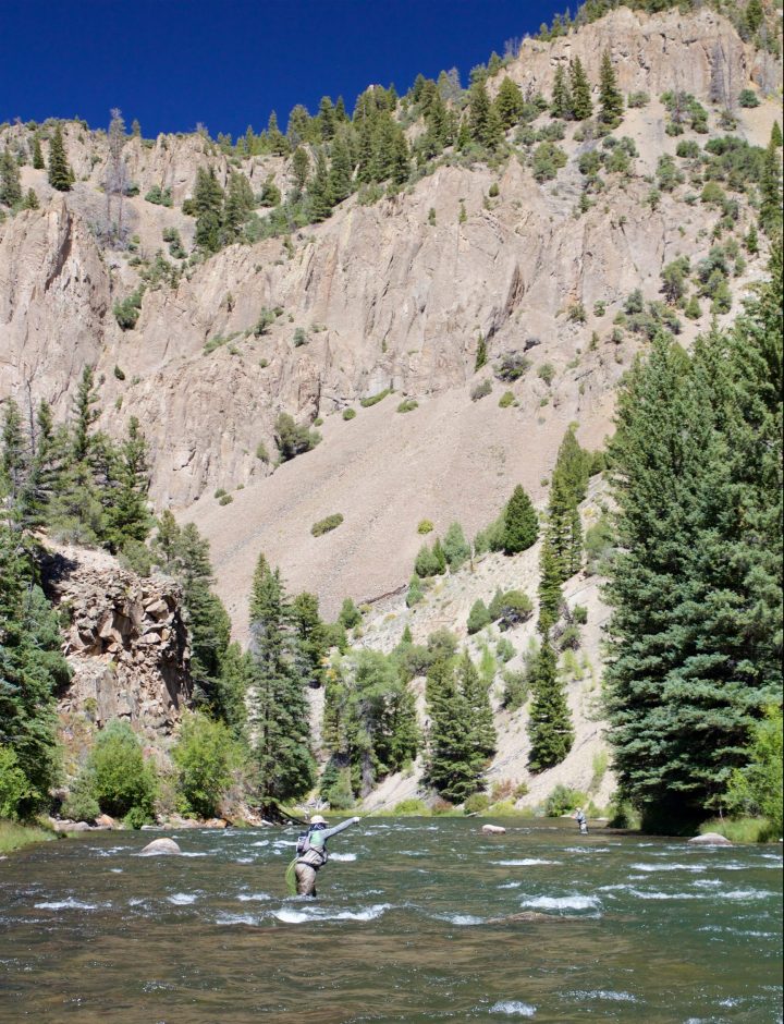 blogi-5-kai-nayttaa-nymfauksen-mallia-blue-joen-jylhissa-maisemissa