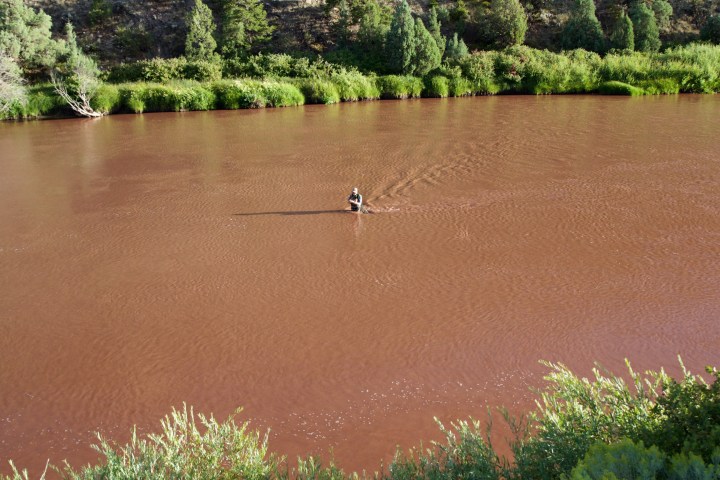 Colorado-joki värjäytyi ukkoskuuron jäljiltä punaiseksi velliksi