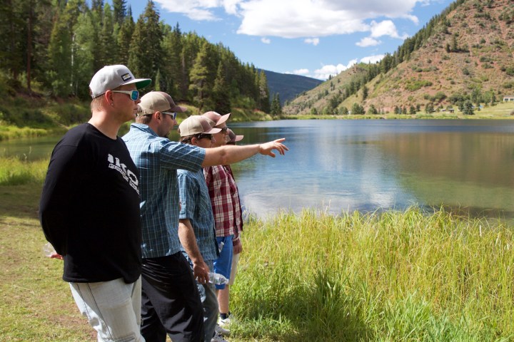 Joukkue tutkailee Sylvan-järven ottipaikkoja