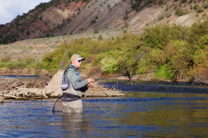 Mikko kalastaa Eagle-joen jylhissä maisemissa