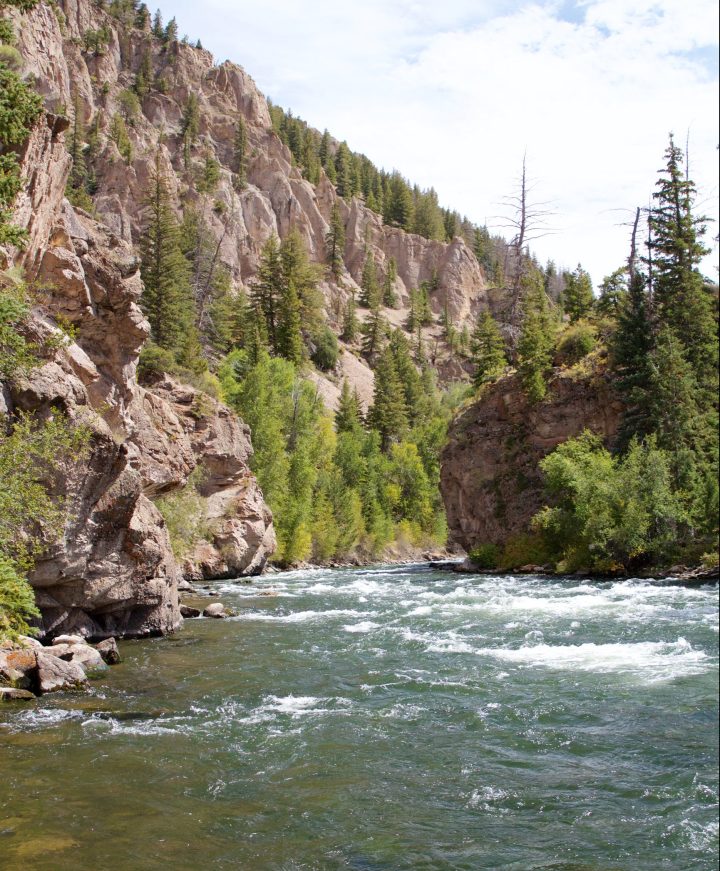 blogi-8-blue-joen-harjoituspatkia-reunustivat-jyrkat-kallioseinamat